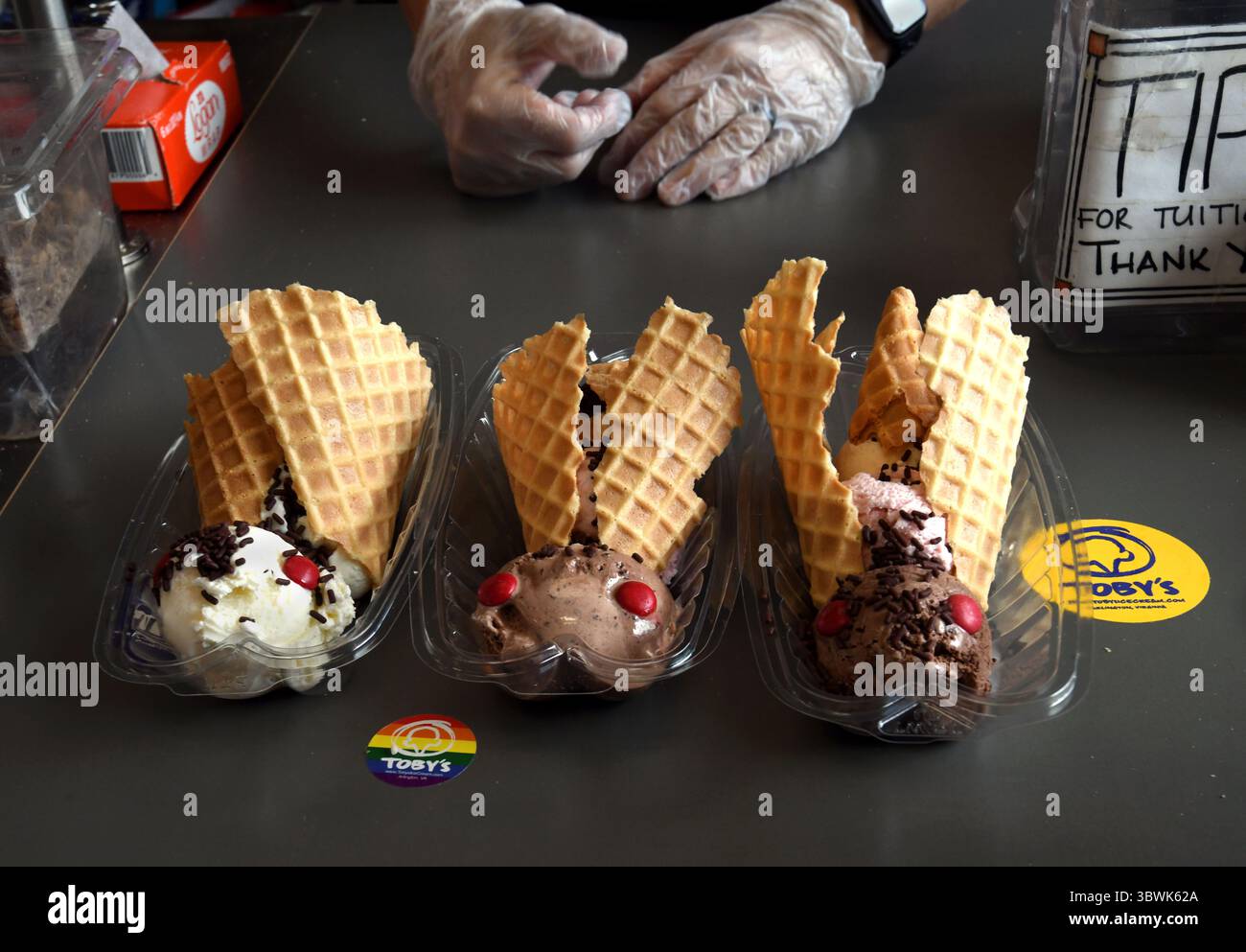 12 giugno 2021, Arlington, Virginia, Stati Uniti: I cicada sundaes vengono serviti presso il gelato artigianale Tobyâ ad Arlington, Virginia, il 10 giugno 2021. Le cicale Brood X sono emerse dopo 17 anni sottoterra e hanno 4-6 settimane per accoppiarsi e poi morire e fornire cibo ad alto contenuto proteico per la fauna selvatica e gli esseri umani, oltre a oggetti di novità. (Immagine di credito: © Carol Guzy/ZUMA Wire) Foto Stock