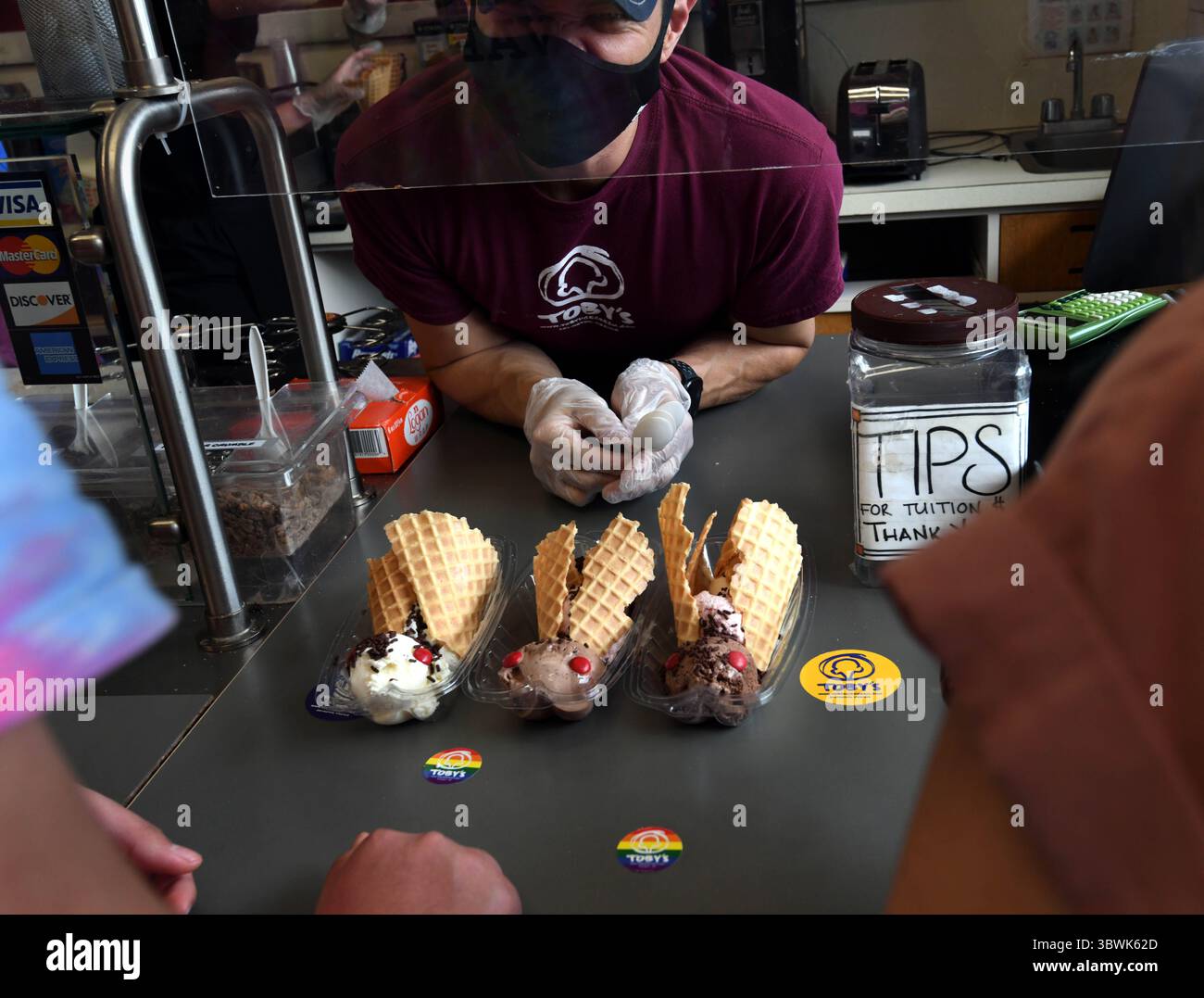 12 giugno 2021, Arlington, Virginia, Stati Uniti: I cicada sundaes vengono serviti presso il gelato artigianale Tobyâ ad Arlington, Virginia, il 10 giugno 2021. Le cicale Brood X sono emerse dopo 17 anni sottoterra e hanno 4-6 settimane per accoppiarsi e poi morire e fornire cibo ad alto contenuto proteico per la fauna selvatica e gli esseri umani, oltre a oggetti di novità. (Immagine di credito: © Carol Guzy/ZUMA Wire) Foto Stock