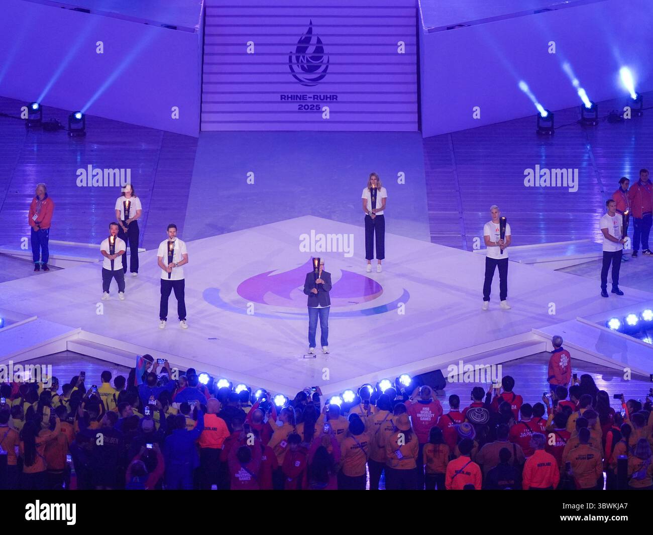 Duisburg, Germania. 16 luglio 2025. Heide Ecker-Rosendahl (C) tiene la torcia durante la cerimonia di apertura dei Giochi universitari mondiali Rhine-Ruhr 2025 della FISU a Duisburg, Germania, 16 luglio 2025. Crediti: Wang Xi/Xinhua/Alamy Live News Foto Stock