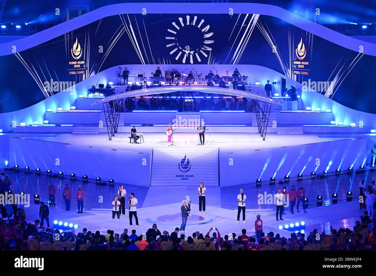 Duisburg, Germania. 16 luglio 2025. Heide Ecker-Rosendahl (C) tiene la torcia durante la cerimonia di apertura dei Giochi universitari mondiali Rhine-Ruhr 2025 della FISU a Duisburg, Germania, 16 luglio 2025. Crediti: Lian Yi/Xinhua/Alamy Live News Foto Stock