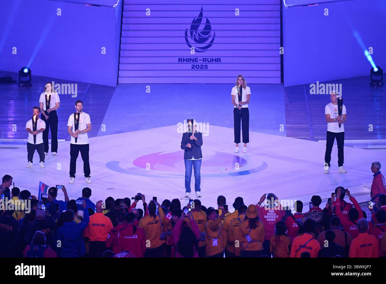 Duisburg, Germania. 16 luglio 2025. Heide Ecker-Rosendahl (C) tiene la torcia durante la cerimonia di apertura dei Giochi universitari mondiali Rhine-Ruhr 2025 della FISU a Duisburg, Germania, 16 luglio 2025. Crediti: Lian Yi/Xinhua/Alamy Live News Foto Stock