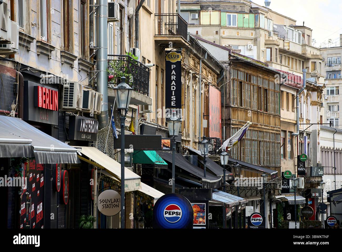 Bucarest, Romania. 11 luglio 2025: Selari Street, una strada in vecchio stile con case dalla splendida architettura dove si trovano bar, negozi e ristoranti Foto Stock