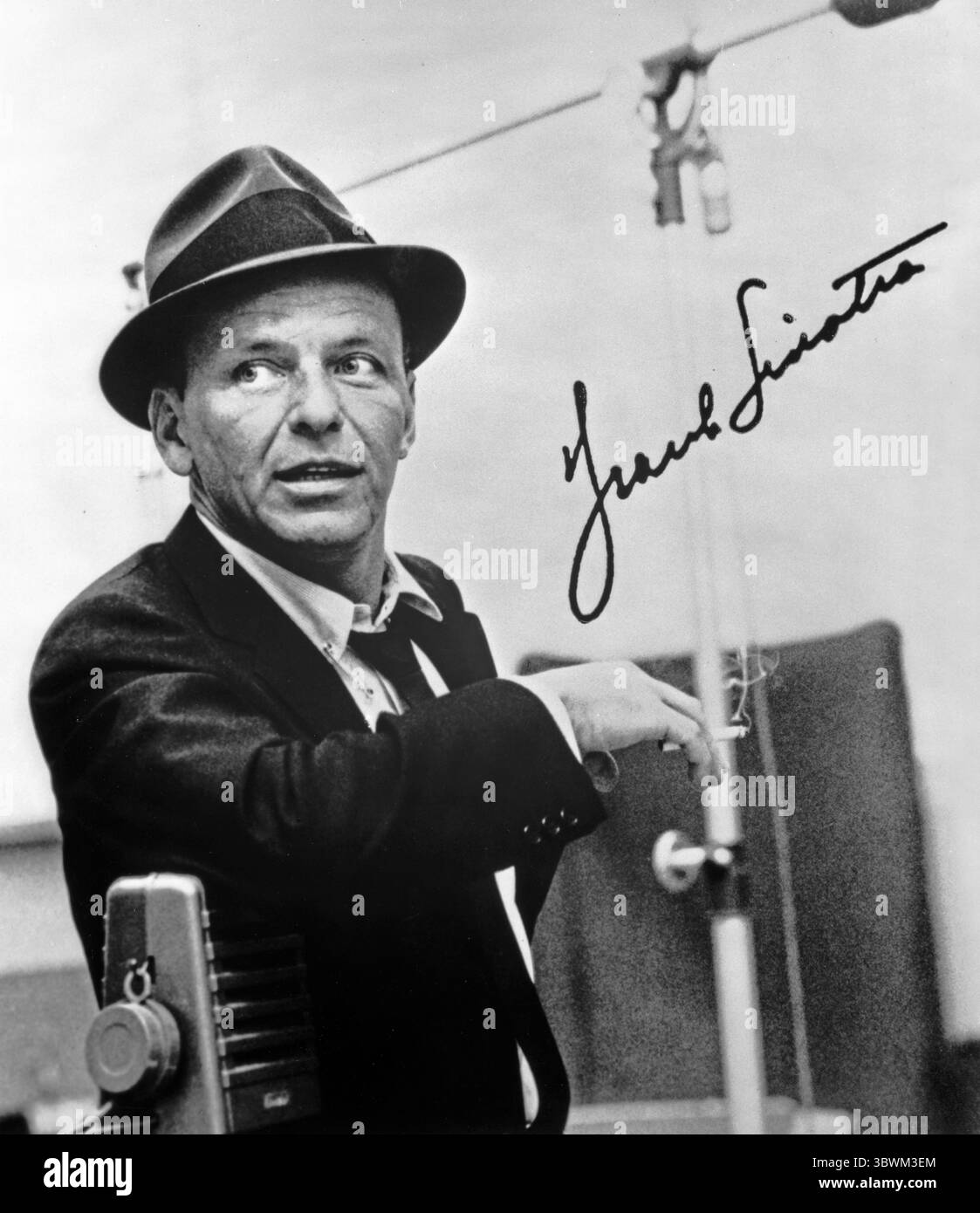 Cover di Frank Sinatra Classic album. Frank Sinatra è stato un cantante, attore e regista statunitense. È noto per essere stato uno dei membri fondatori del Rat Pack. Sinatra ha iniziato la sua carriera come cantante, ma quando ha preso una pausa dalla sua carriera musicale, ha iniziato a recitare e ha anche vinto l'Oscar per il miglior attore non protagonista per il suo ruolo in From Here to Eternity nel 1953. I suoi film popolari includono Ocean's Eleven of 1960, The Manchurian Candidate of 1962 e Robin and the 7 Hoods of 1964. Sinatra ha ricevuto undici Grammy Awards e un Emmy Award per uno speciale televisivo sulla sua vita. (Immagine di credito: © M Foto Stock