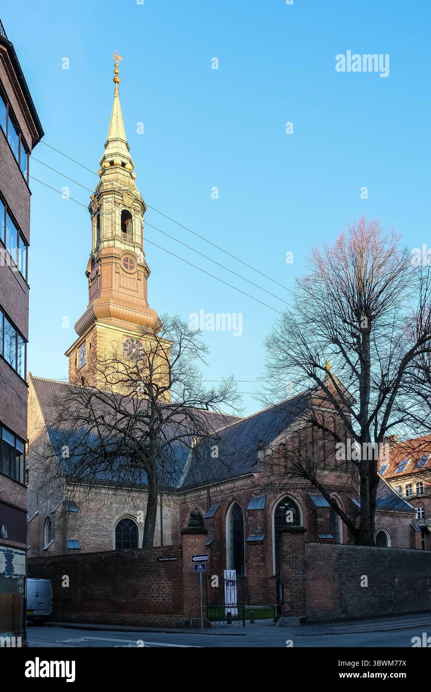 Copenaghen, Danimarca - Vista panoramica urbana della guglia della Chiesa di San Pietro (Sankt Petri Kirke), una storica parrocchia luterana tedesca. Foto Stock
