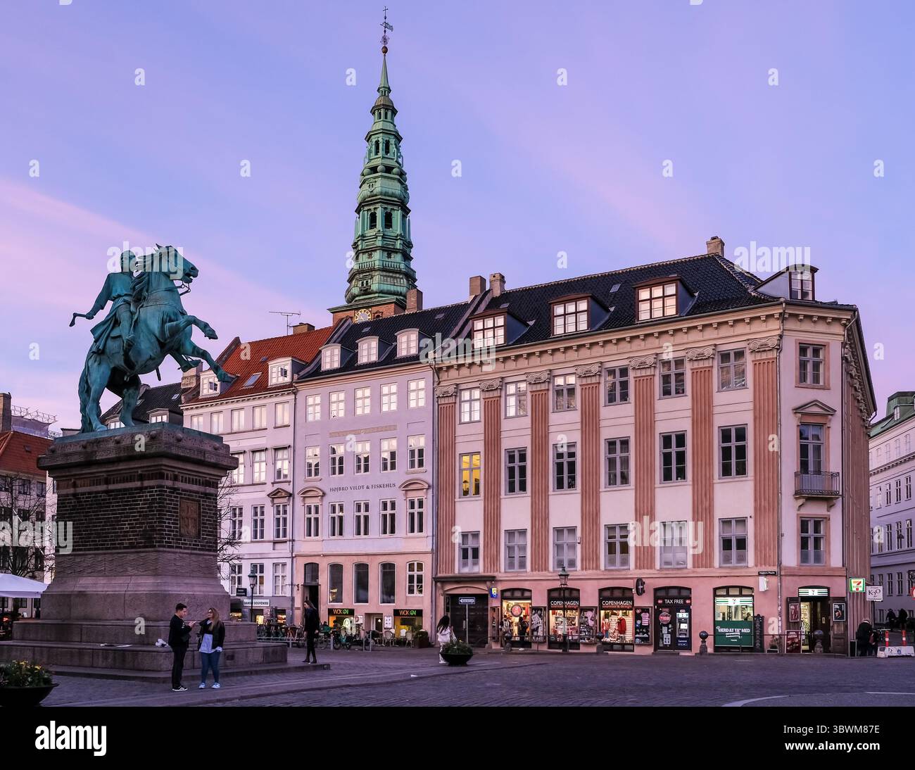 Copenaghen, Danimarca - Vista di piazza Højbro Plads con la statua dell'Absalon e la guglia Nikolaj Kunsthal, un'ex chiesa ora centro d'arte Foto Stock