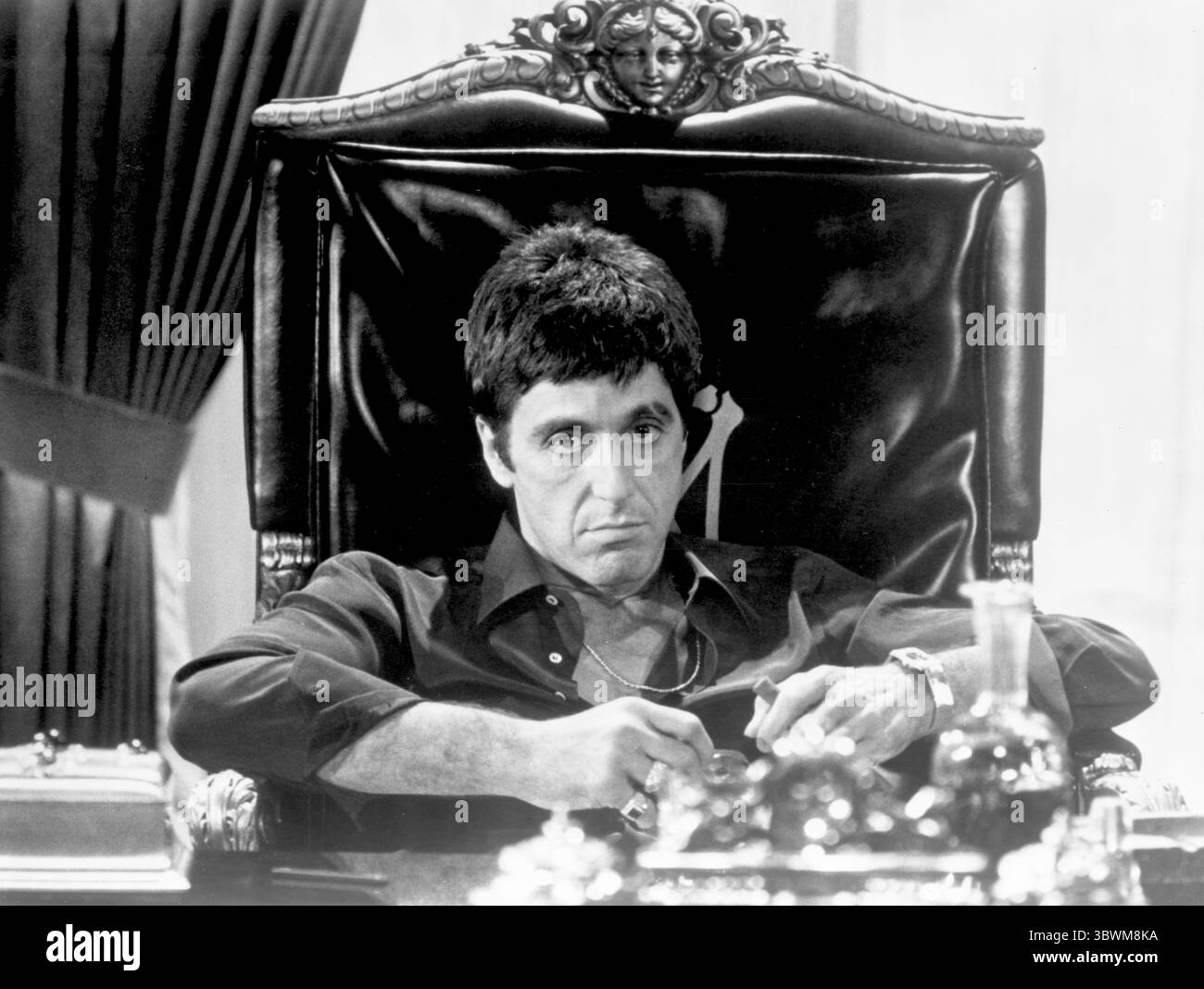 Al Pacino posto sulla sedia Ritratto bianco e nero. Al Pacino è un attore e regista cinematografico statunitense. È noto per aver interpretato i mafiosi, in particolare Michael Corleone nei film del Padrino e Tony Montana in Scarface, e spesso è apparso dall'altra parte della legge come agente di polizia, detective e avvocato. Pacino ha vinto l'Oscar come miglior attore al 65° Oscar nel 1992 per la sua interpretazione di Frank Slade in Scent of a Woman. Prima della sua vittoria aveva ricevuto sette nomination agli Oscar, tra cui una nello stesso anno (Credit Image: © Movie Star News via ZUMA Press Wire Foto Stock