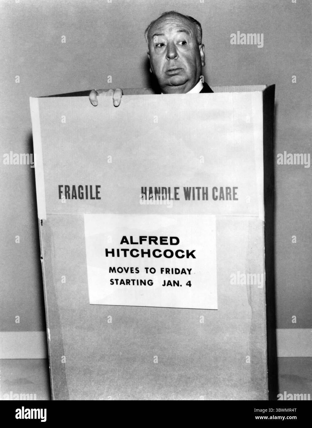 Hitchcock Alfred in a Box. Alfred Hitchcock era un regista e produttore inglese. Hitchcock è famoso per aver perfezionato il genere thriller del cinema. Egli stesso divenne una sensazione quando scrisse cameo per se stesso nei suoi film, trailer cinematografici, e in particolare nel suo programma televisivo¿½Alfred Hitchcock Presents. ¿½ è una delle icone culturali più riconoscibili di Hollywood classica. Alcuni dei film popolari di Hitchkai¿½s includono i¿½Notoriousï¿½ del 1946, i¿½Strangers del 1941, i¿½ su un Trainai¿½Dial del 1951 e i¿½ M per Murderai¿½Suspicionï¿½ del 1954. Hitchcock è anche ben noto per il cast Foto Stock
