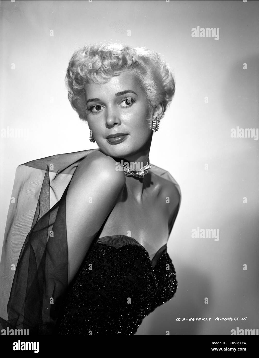 Beverly Michaels a Tube e Leaning Forward Portrait (immagine di credito: © Movie Star News via ZUMA Press Wire Service) Foto Stock