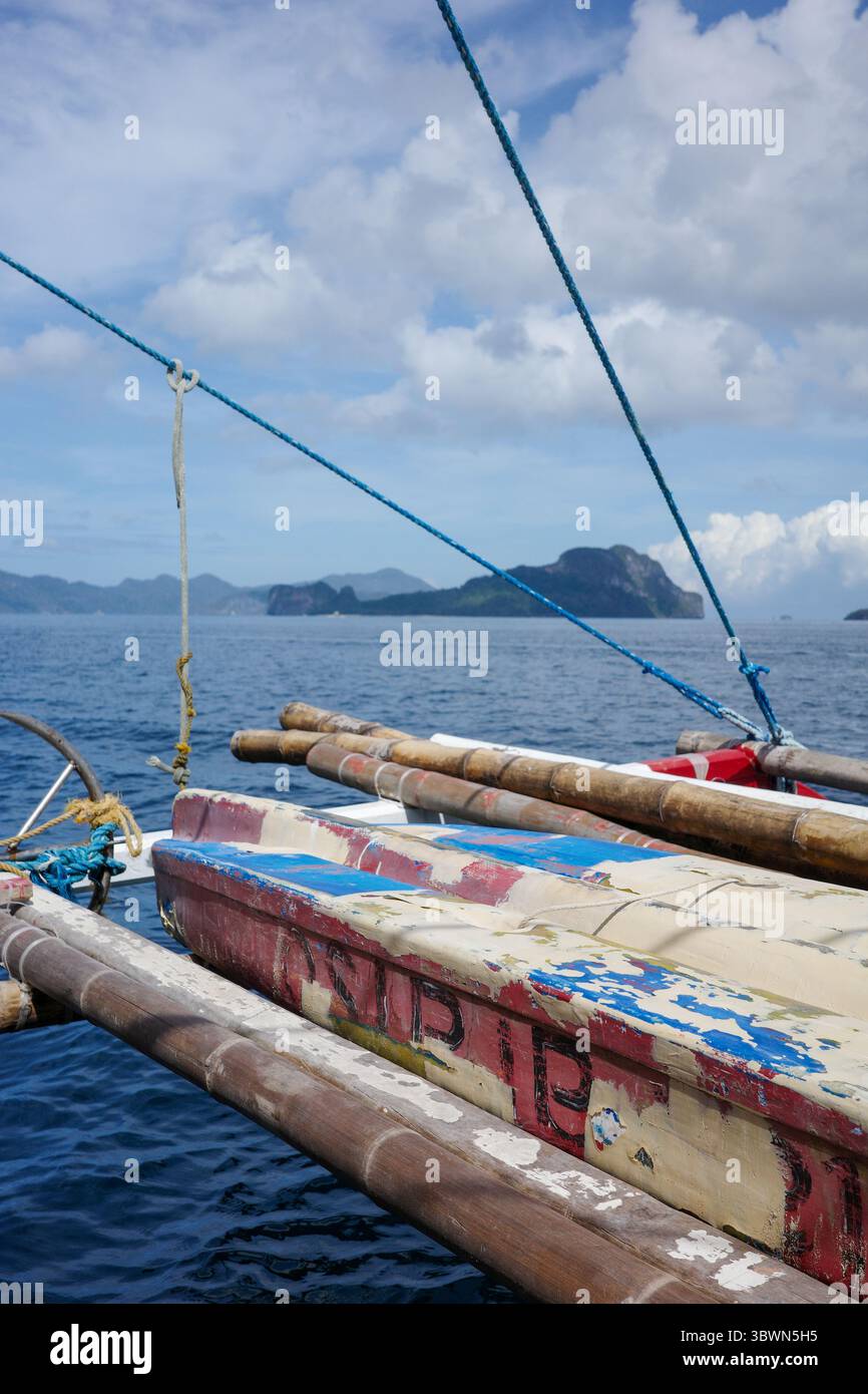 Una splendida vista dell'oceano blu profondo e dell'isola dal rafting e dalla barca locale a coda lunga a El Nido, Palawan. Maestoso sfondo delle montagne Foto Stock