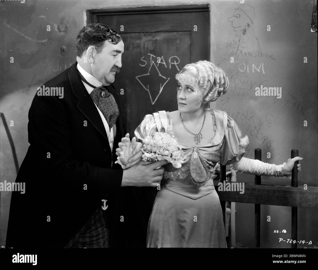 Ruth Etting With a Man on Silk Gown with Boquet of Flowers (immagine di credito: © Movie Star News via ZUMA Press Wire Service) Foto Stock