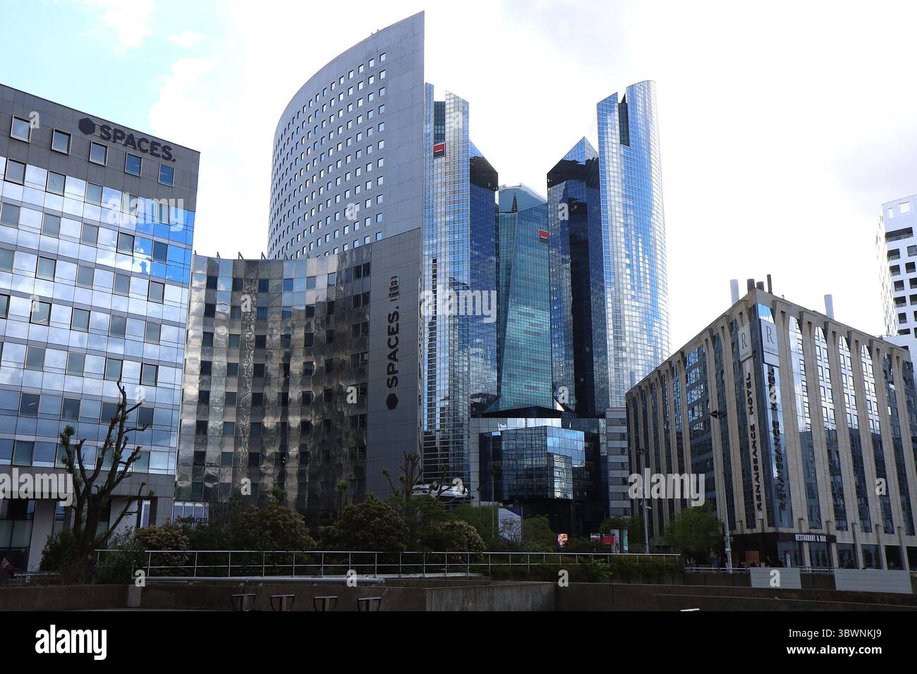 Moderne torri di uffici nel quartiere direzionale la Défense, Courbevoie, dipartimento Hauts-de-Seine, Francia Foto Stock