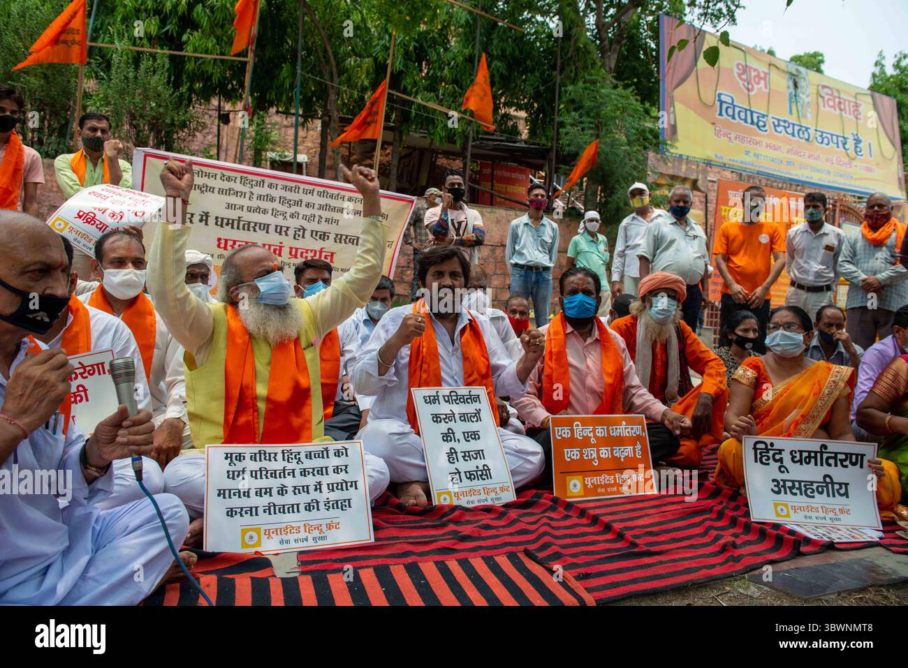 27 giugno 2021, nuova Delhi, India: Jai Bhagwan Goyal Presidente United Hindu Front e alto leader BJP insieme ad altri manifestanti cantano slogan e tengono cartelli durante la manifestazione a nuova Delhi. Attivisti United Hindu Front mettono in scena un dharna fuori Hindu Maha Sabha Bhawan, nuova Delhi, chiedendo al primo ministro dell'India di fare una legge anti-conversione per l'intero paese. (Immagine di credito: © immagini Pradeep Gaur/SOPA tramite cavo ZUMA) Foto Stock