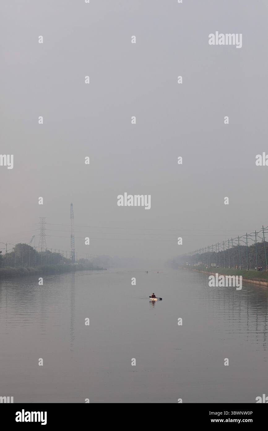 28 giugno 2021, Giacarta, Giacarta, Indonesia: Giacarta, Indonesia, 28 giugno 2021: atleti di canottaggio praticano sul fiume altamente inquinato dal canale di inondazione orientale nel bel mezzo della pandemia di COVID-19 in preparazione della settimana nazionale dello sport indonesiano 2021. (Immagine di credito: © Donal Husni/ZUMA Wire) Foto Stock