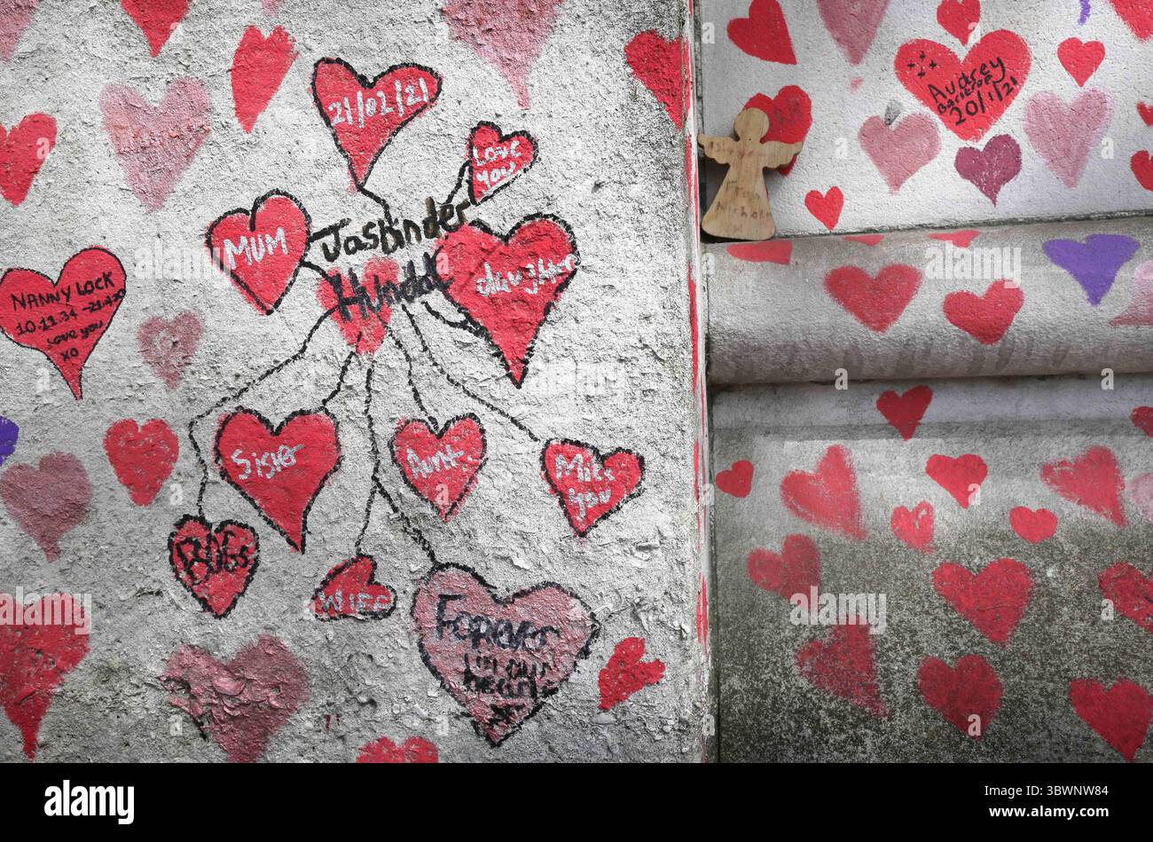 10 maggio 2021, Londra, Regno Unito: Vista dei cuori e dei messaggi sul National Covid Memorial Wall sul lungofiume sul lato sud del Tamigi, di fronte alla camera del Parlamento..ci ricorda quanto sia stato duro l'ultimo anno per molti. Il memoriale continua a evolversi - in origine un cuore è stato disegnato per ciascuna delle 150.000 persone che sono morte nel Regno Unito durante la pandemia. I membri del pubblico continuano ad aggiungere cuori e messaggi personali, mentre il memoriale diventa un elemento fisso della vita londinese. (Immagine di credito: © Martin Pope/SOPA Images via ZUMA Wire) Foto Stock