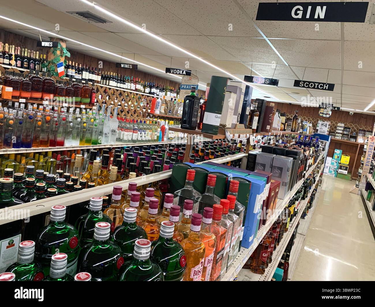 29 giugno 2021, SARASOTA, FLORIDA, Stati Uniti: North Trail Liquors, fornitore locale di vino e liquori. (Immagine di credito: © John Marshall Mantel/ZUMA Wire) Foto Stock