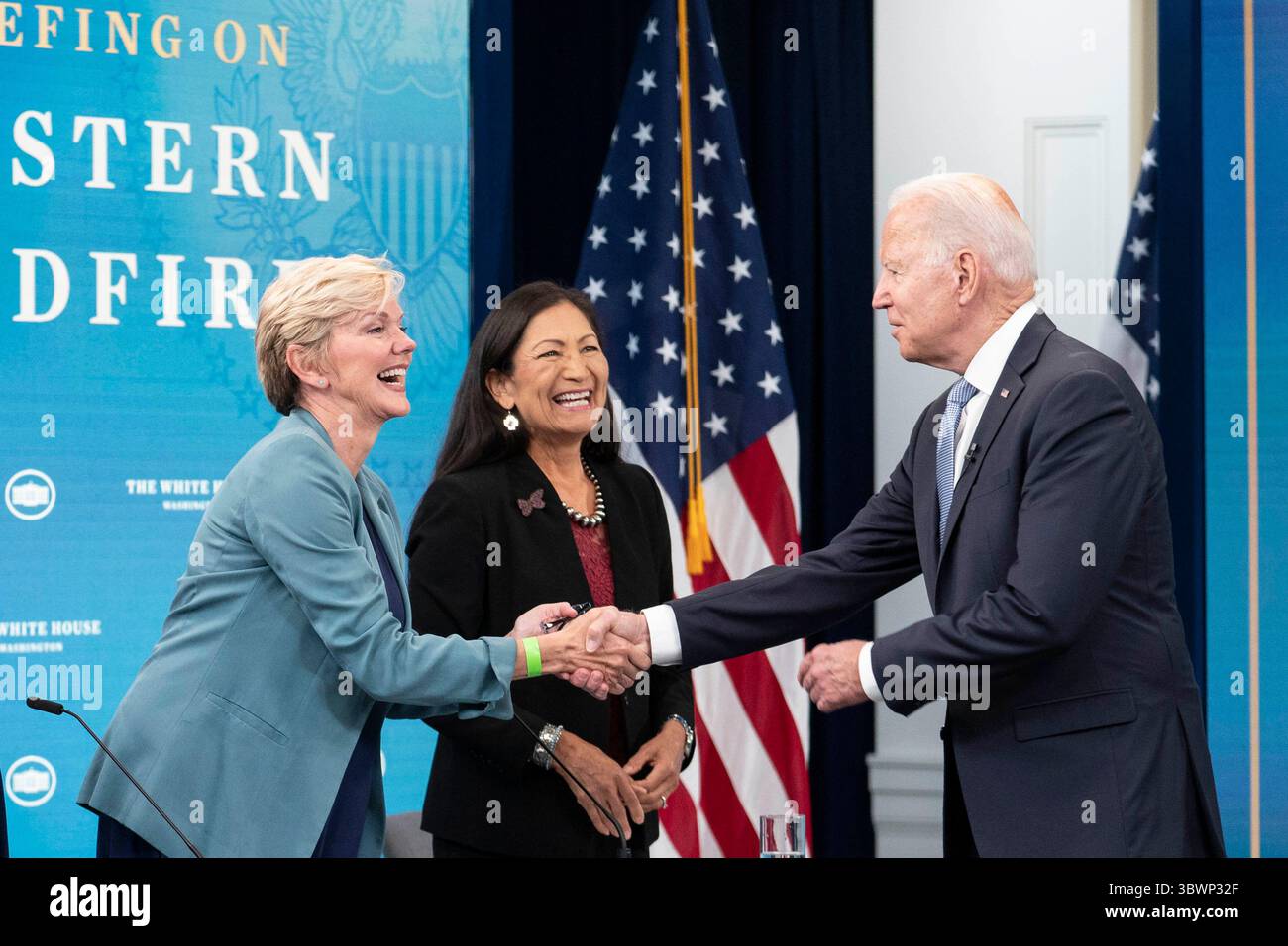 30 giugno 2021, Washington, Distretto di Columbia, USA: Il presidente degli Stati Uniti Joe Biden, a destra, saluta il Segretario dell'energia degli Stati Uniti Jennifer Granholm, a sinistra, e il Segretario degli interni degli Stati Uniti Deb Haaland all'arrivo ad un evento sulla siccità, il caldo e gli incendi negli Stati Uniti occidentali a Washington, DC, mercoledì 30 giugno 2021. Anche il Governatore Kate Brown (Democratico dell'Oregon) e il Governatore Gavin Newsom (Democratico della California) hanno parlato virtualmente degli incendi nei loro stati (immagine di credito: © Sarah Silbiger - Pool via CNP/CNP via ZUMA Wire) Foto Stock