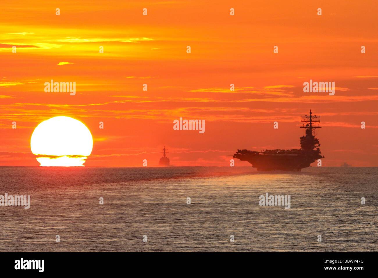 18 giugno 2021 - stretto di Malacca - la portaerei USS Ronald Reagan (CVN 76) della Marina transita nel Mar Cinese meridionale con il cacciatorpediniere missilistico guidato classe Arleigh Burke USS Halsey (DDG 97) e l'incrociatore missilistico guidato classe Ticonderoga USS Shiloh (CG 67). Reagan fa parte della Task Force 70/Carrier Strike Group 5, che conduce operazioni in corso a sostegno di un Indo-Pacifico libero e aperto. (Immagine di credito: © U.S. Navy/ZUMA Press Wire Service/ZUMAPRESS.com) Foto Stock