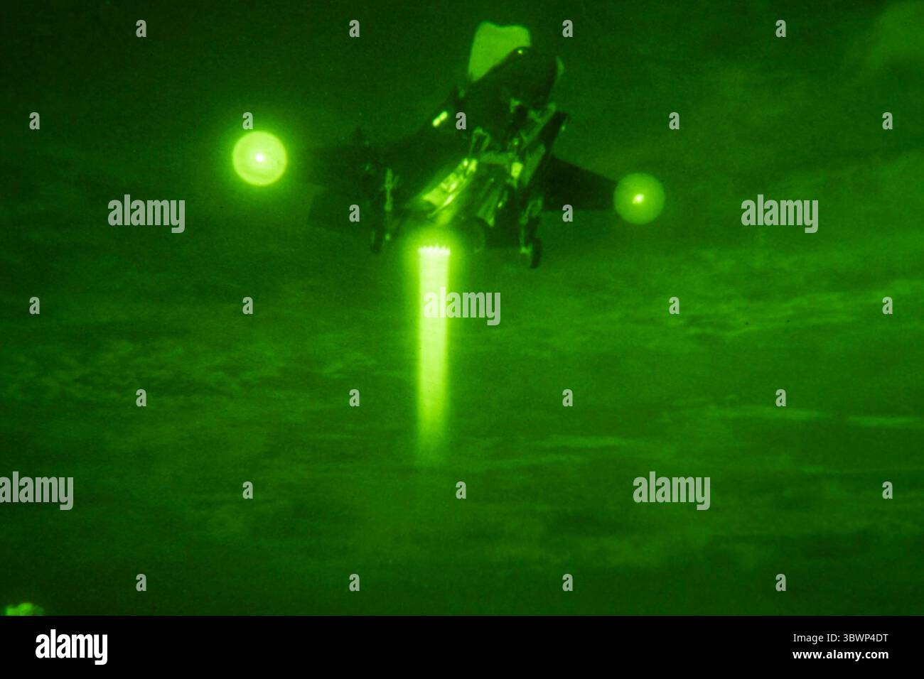 26 giugno 2021 - Philippine Sea - un caccia F-35B Lighting II della 31st Marine Expeditionary Unit (MEU) atterra sul ponte di volo della nave d'assalto anfibio schiata in avanti USS America (LHA 6) durante le operazioni di volo notturno. L'America, nave principale dell'America Amphibious Ready Group, insieme al 31st MEU, sta operando nell'area di operazioni della 7th Fleet degli Stati Uniti per migliorare l'interoperabilità con alleati e partner e servire come forza di risposta pronta per difendere la pace e la stabilità nella regione Indo-Pacifico. (Immagine di credito: © U.S. Navy/ZUMA Press Wire Service/ZUMAPRESS.com) Foto Stock