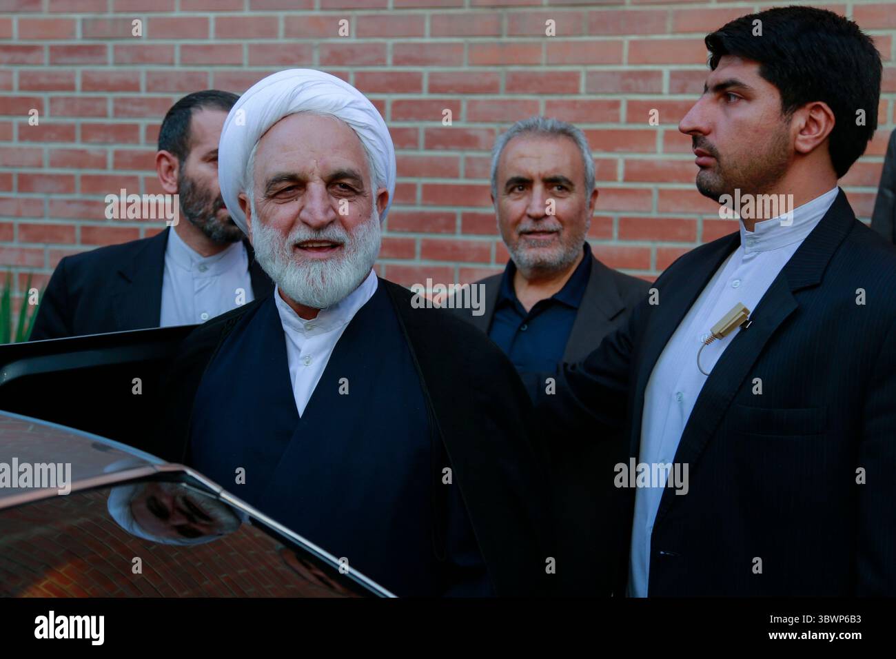 23 agosto 2017, Teheran, Iran: Questa foto mostra il nuovo capo dell'autorità giudiziaria iraniana, GHOLAMHOSSEIN MOHSENI EJEI (L). Mohseni-Ejei è stato nominato capo dell'autorità giudiziaria dal supremo leader iraniano, l'Ayatollah Ali Khamenei, in sostituzione del presidente eletto Ebrahim Raisi, che dovrebbe assumere l'incarico all'inizio di agosto. (Immagine di credito: © Rouzbeh Fouladi/ZUMA Wire) Foto Stock