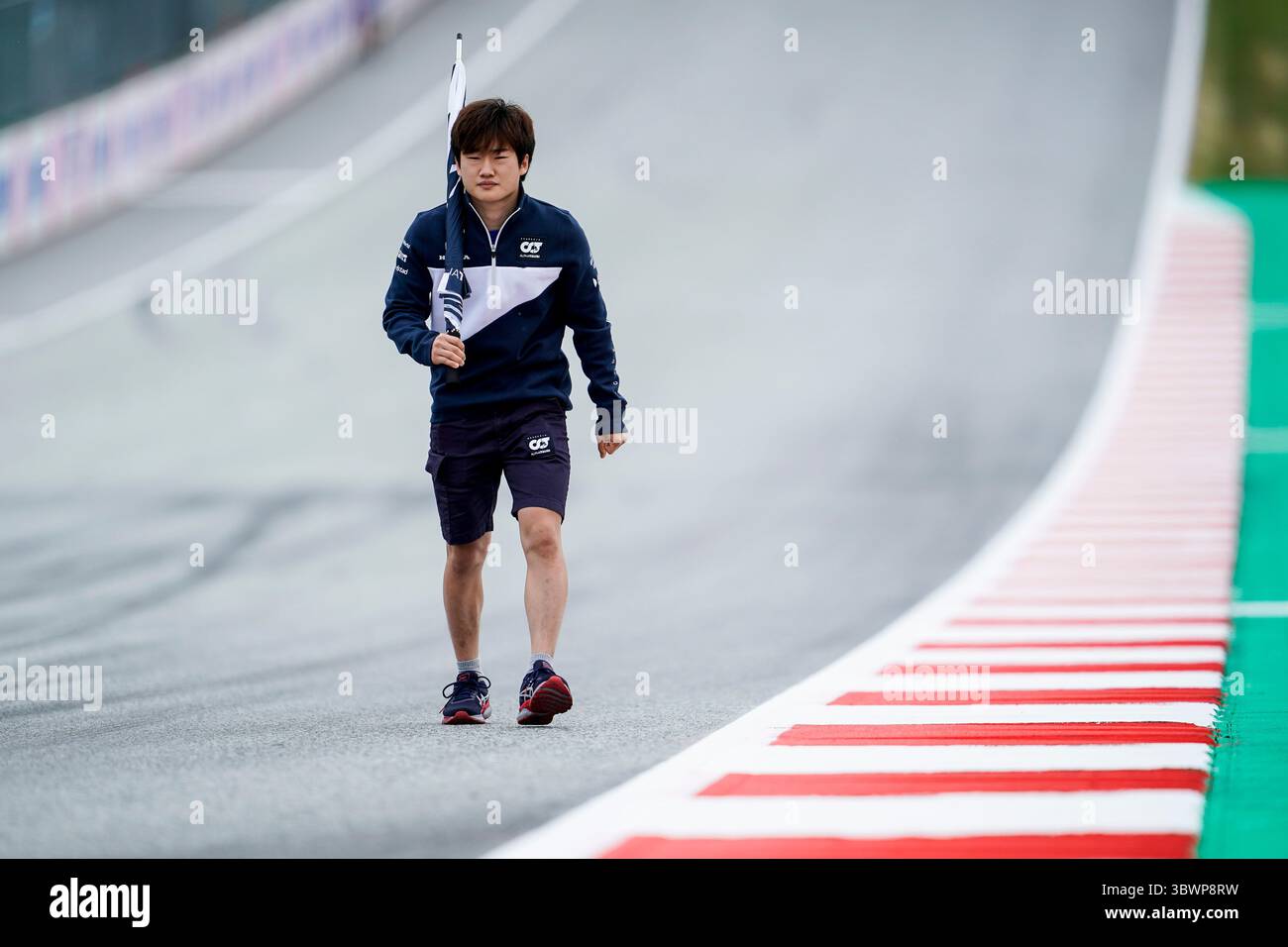 1 luglio 2021, Spielberg, Austria: YUKI TSUNODA del Giappone e Scuderia AlphaTauri è visto camminare sulla pista durante i preparativi del Gran Premio d'Austria di Formula 1 2021 FIA al Red Bull Ring di Spielberg, Austria. (Immagine di credito: © James Gasperotti/ZUMA Wire) Foto Stock