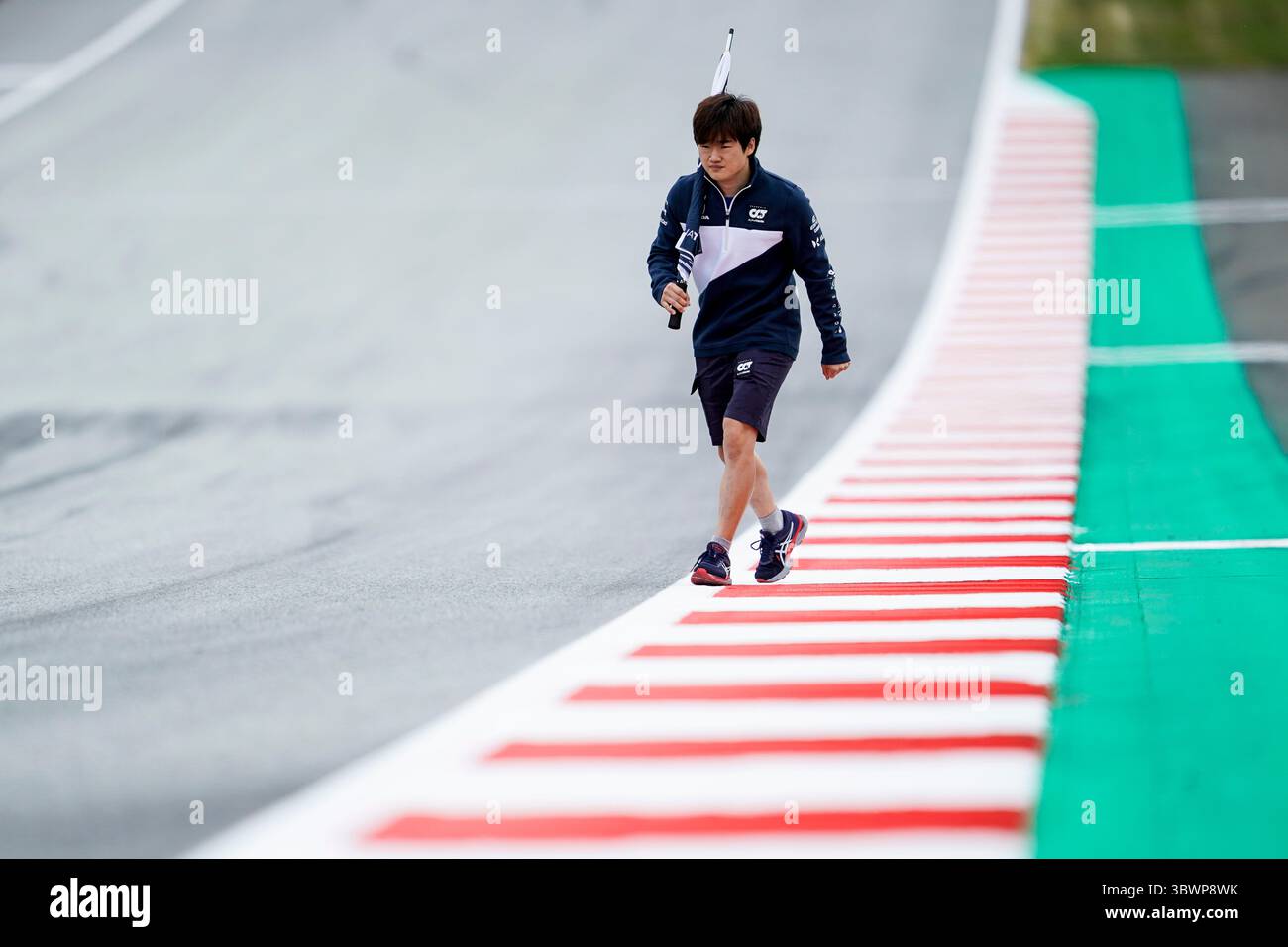 1 luglio 2021, Spielberg, Austria: YUKI TSUNODA del Giappone e Scuderia AlphaTauri è visto camminare sulla pista durante i preparativi del Gran Premio d'Austria di Formula 1 2021 FIA al Red Bull Ring di Spielberg, Austria. (Immagine di credito: © James Gasperotti/ZUMA Wire) Foto Stock