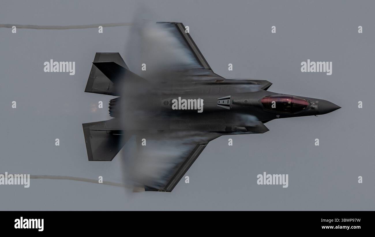 11 giugno 2021 - la Crosse, Wisconsin, Stati Uniti - Major Kristin Wolfe, F-35A Lightning ll Demonstration team pilota e comandante, esegue la manovra 'Weapons-Bay pass' durante una prova dimostrativa sull'aeroporto regionale di la Crosse, Wis., durante il Deke Slayton Airfest, 11 giugno 2021. La missione del team dimostrativo F-35 è mostrare le capacità aeree uniche del caccia stealth multiruolo più avanzato di forceÂ generazione, l'F-35A Lightning II, oltre a mettere in risalto la storia dell'Air Force attraverso voli tradizionali. (Foto dello staff Sgt. CODiE Trimbl Foto Stock