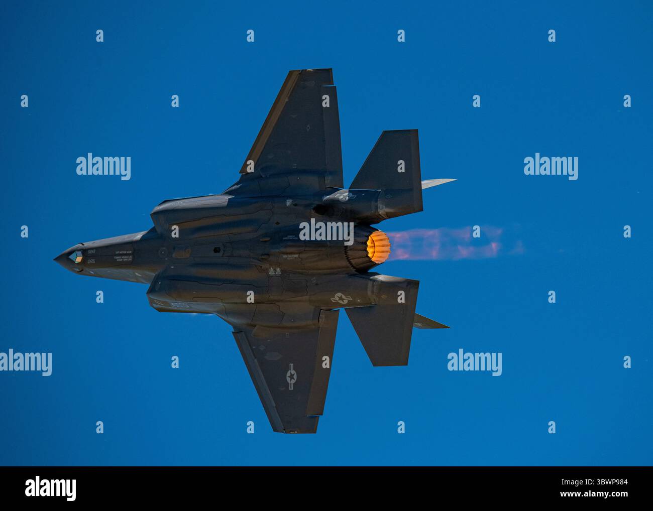 12 giugno 2021 - la Crosse, Wisconsin, Stati Uniti - Major Kristin Wolfe, F-35A Lightning ll Demonstration Team pilota e comandante, Banks durante una dimostrazione aerea sul Deke Slayton Airfest tenutasi presso l'aeroporto regionale di la Crosse, Wisconsin, 12 giugno 2021. L'Airfest fu la prima volta che lo show si tenne in sette anni, e comprendeva gli U.S. Navy Blue Angels e la U.S. Air Force F-16 Viper Demonstration Team. (Foto di staff Sgt. CODiE Trimble) (immagine di credito: © U.S. Air Force/ZUMA Press Wire Service/ZUMAPRESS.com) Foto Stock