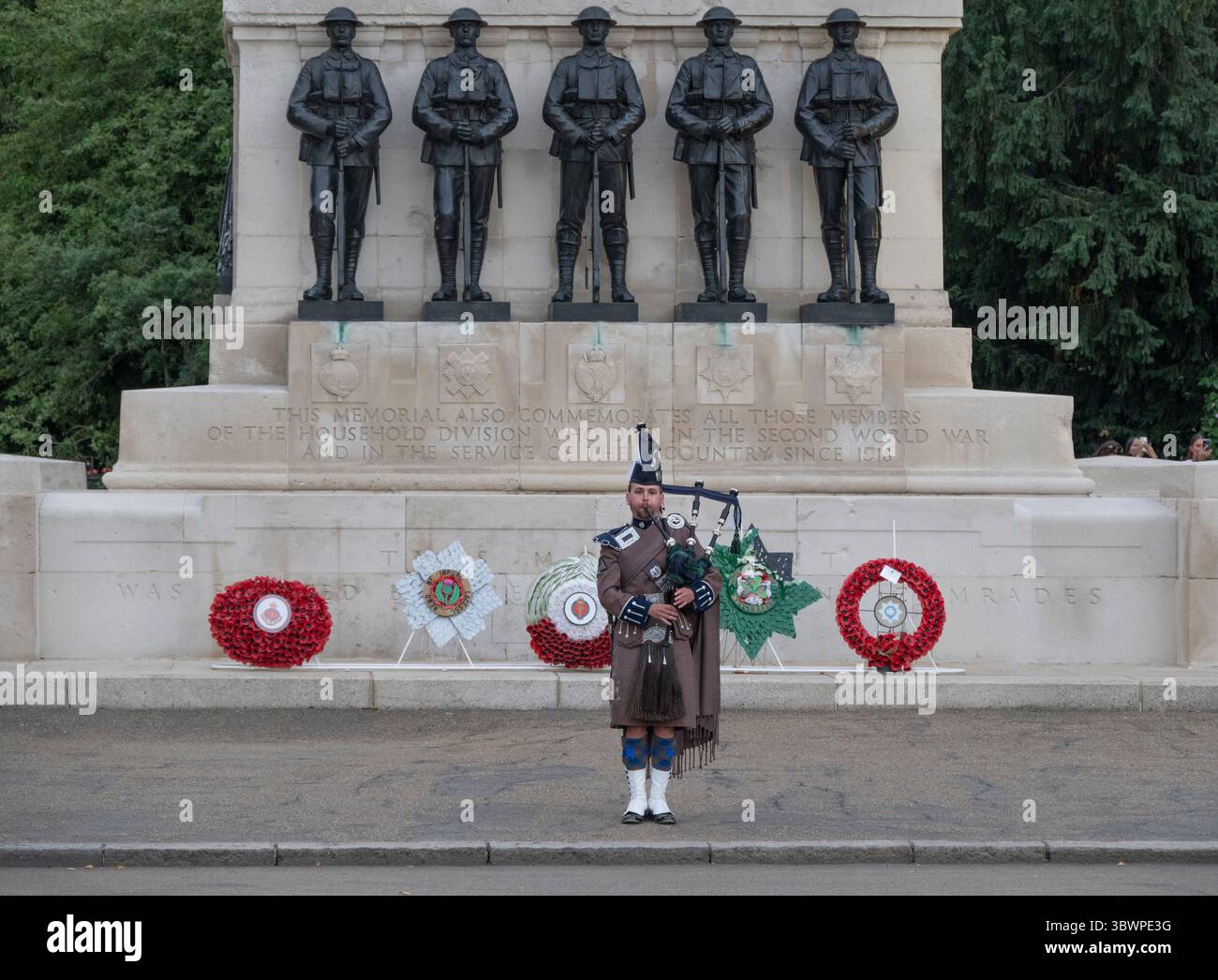 Horse Guards Parade, Londra, Regno Unito. 16 luglio 2025. Bande massaggiate della Household Division, della Band of the Household Cavalry, dell'Orchestra d'archi della Duchessa di Edimburgo, della Household Division Contemporary Band, della Massed Pipes and Drums e della Army Cadet Force, della King's Troop Royal Horse Artillery vengono alla Horse Guards Parade dal 15-17 luglio, esibendosi di fronte a un pubblico di 4500 ogni sera. Immagine: Lone piper suona un lamento davanti al Guards Memorial. Crediti: Malcolm Park/Alamy Live News Foto Stock