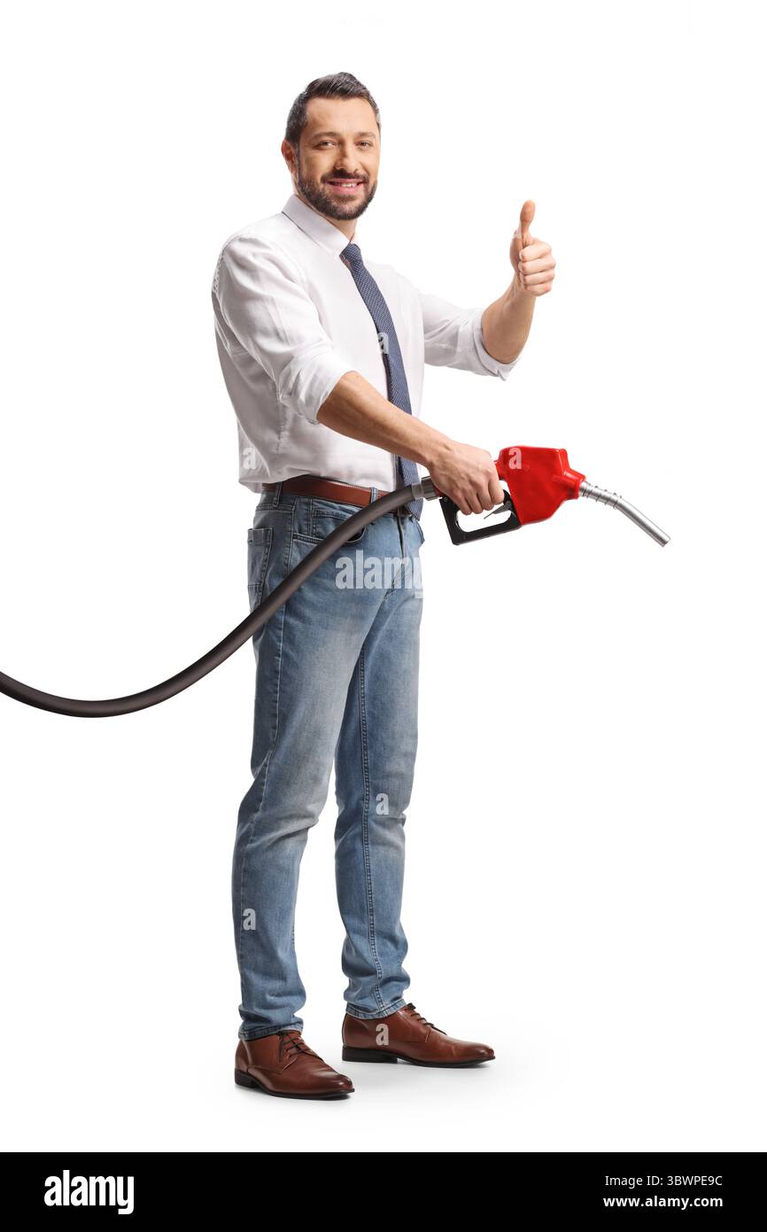 Ritratto a figura intera di un uomo con una pistola a benzina e pollice con gesti in alto isolato su sfondo bianco Foto Stock