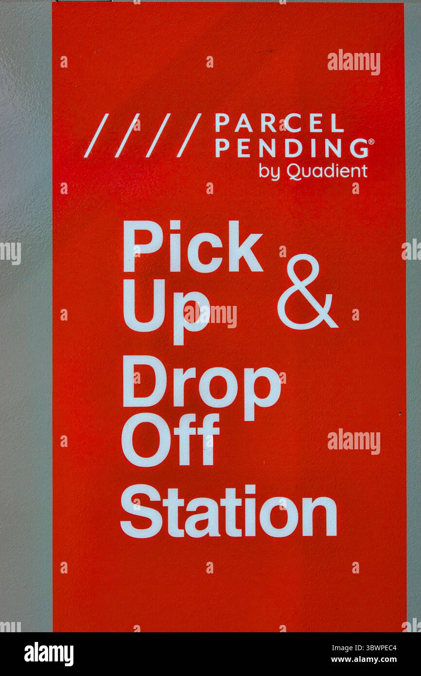 Pacco in attesa presso la stazione di prelievo e rientro Quadient, Watford, Hertfordshire, Inghilterra, Regno Unito Foto Stock