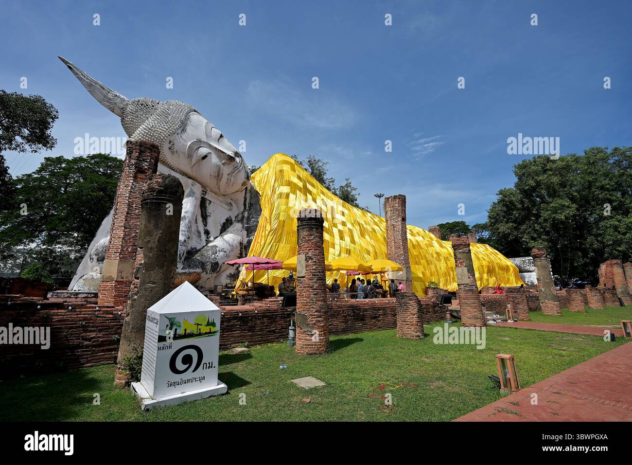 Vista laterale di Luang Phor Khao, il Buddha sdraiato più grande e più lungo della Thailandia, situato a Wat Khun Inthapramun Foto Stock