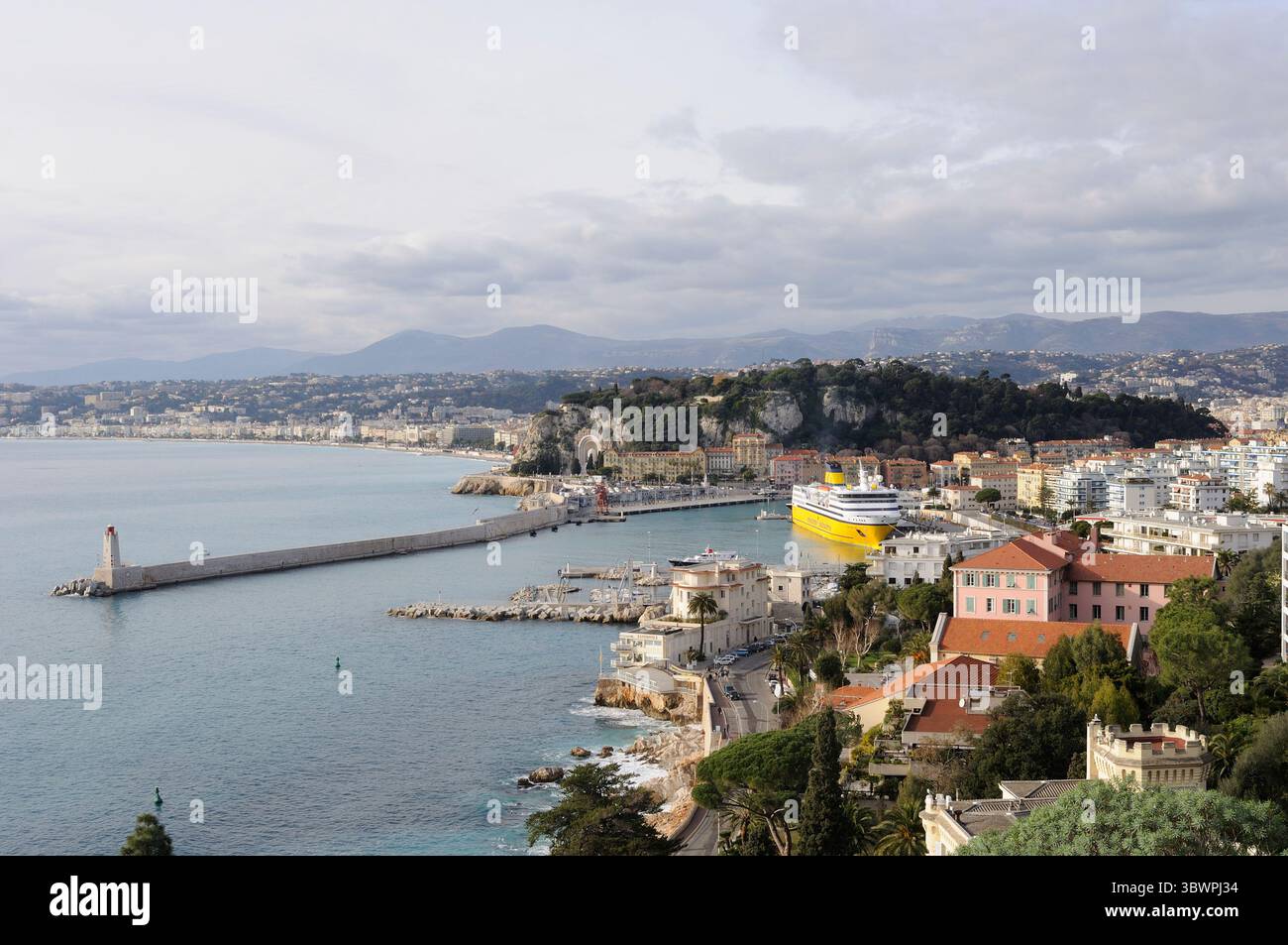 Nizza, Francia - 1 gennaio 2010 Vista panoramica del porto che ospita Corsica Ferries Mega Express che accoglie i turisti, mostrando la costa della Costa Azzurra Foto Stock