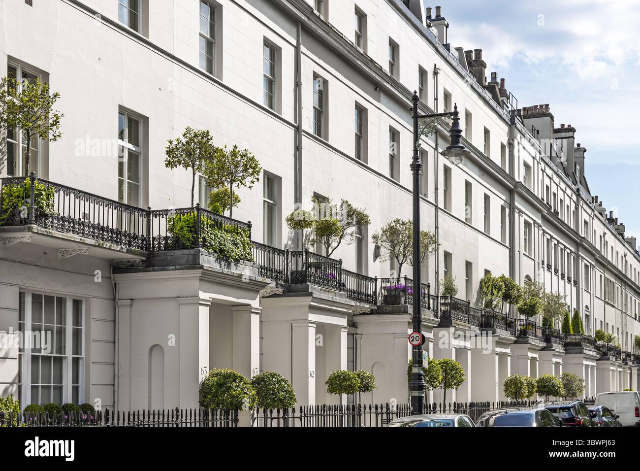 Eleganti case con terrazza in stile georgiano con balconi in ferro e piante in vaso a Londra Foto Stock