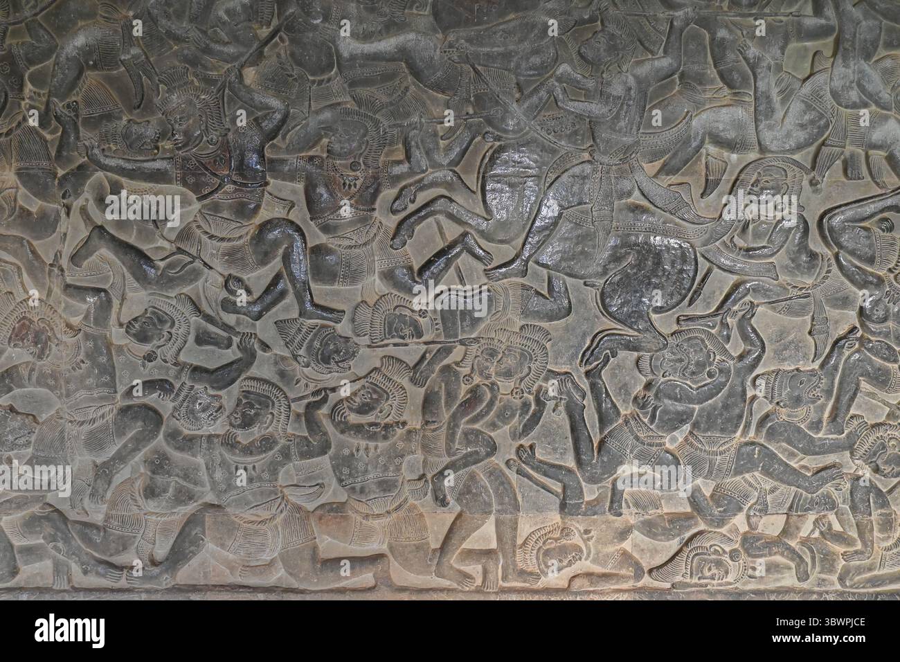 Scultura in rilievo di una scena di battaglia sul muro del tempio di Angkor Wat in Cambogia. Foto Stock