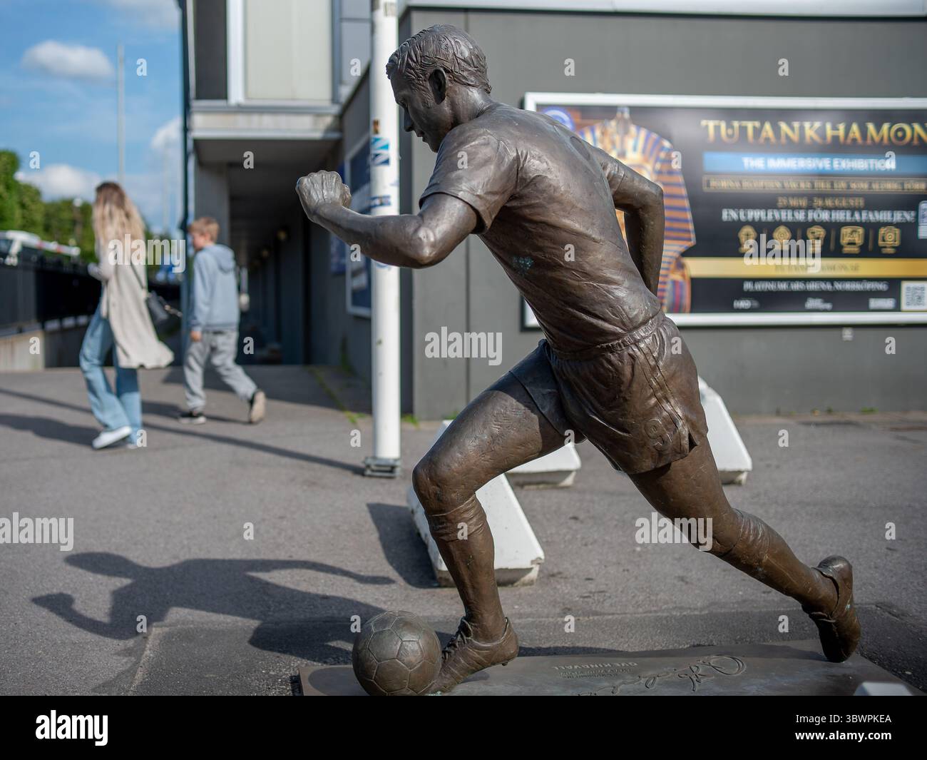 Arte pubblica a Norrköping, Svezia - memoriale del leggendario calciatore svedese ove Kindvall fuori dalla Platinumcars Arena. Foto Stock