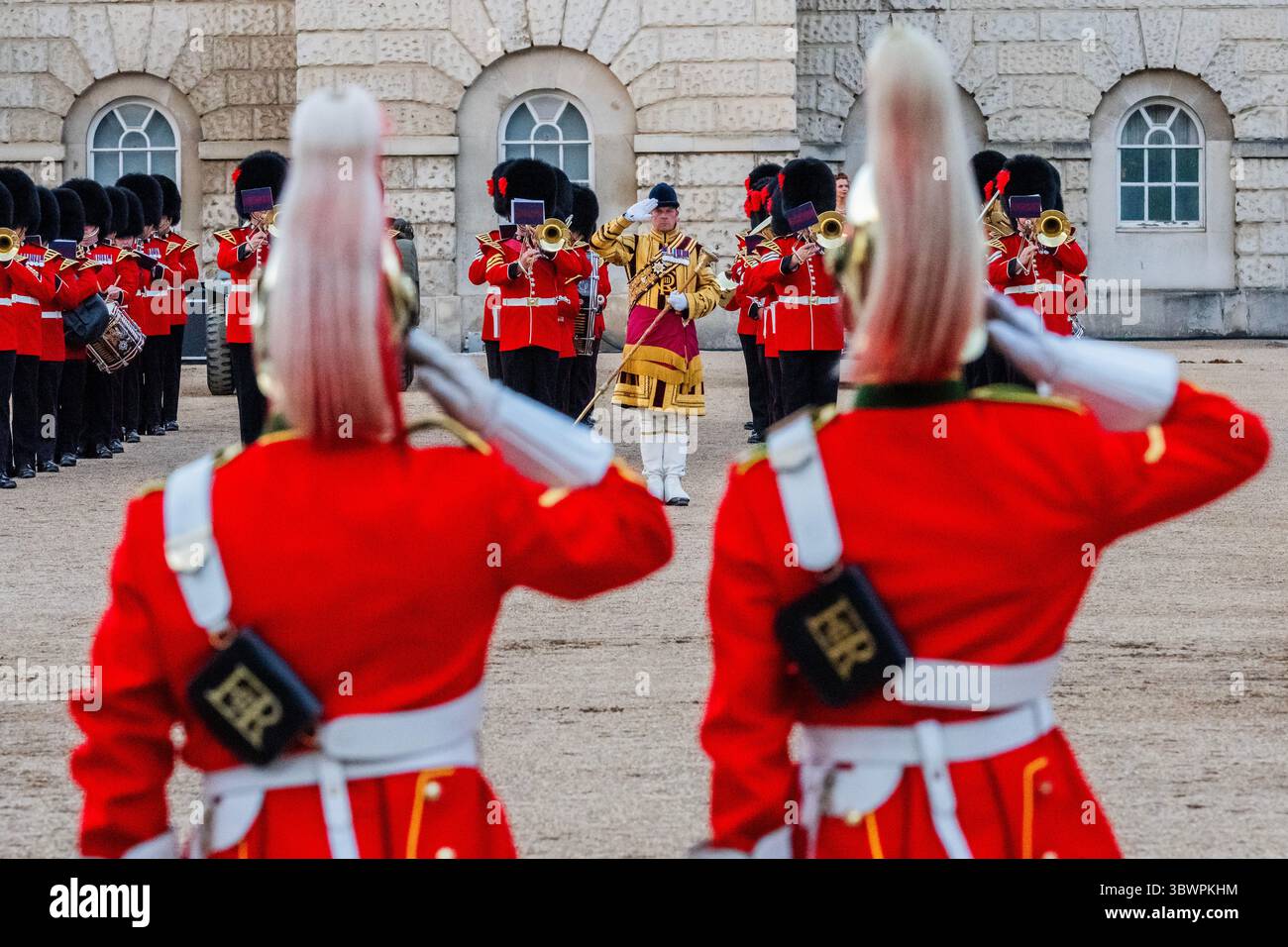 Londra, Regno Unito. 16 luglio 2025. The Muster, a Moment of Remembrance guardato dai membri del Lord Strathcona's Horse dal Canada, che sono temporarilly The Kings Mounted Guard - 'Heroes', Un musical militare spettacolare sulla Horse Guards Parade con le bande massaggiate della Household Division, la Band of the Household Cavalry, la Duchessa di Edimburgo's String Orchestra, la Household Division Contemporary Band, The Massed Pipes and Drums e Army Cadet Force, e la King's Troop Royal Horse Artillery. Crediti: Guy Bell/Alamy Live News Foto Stock