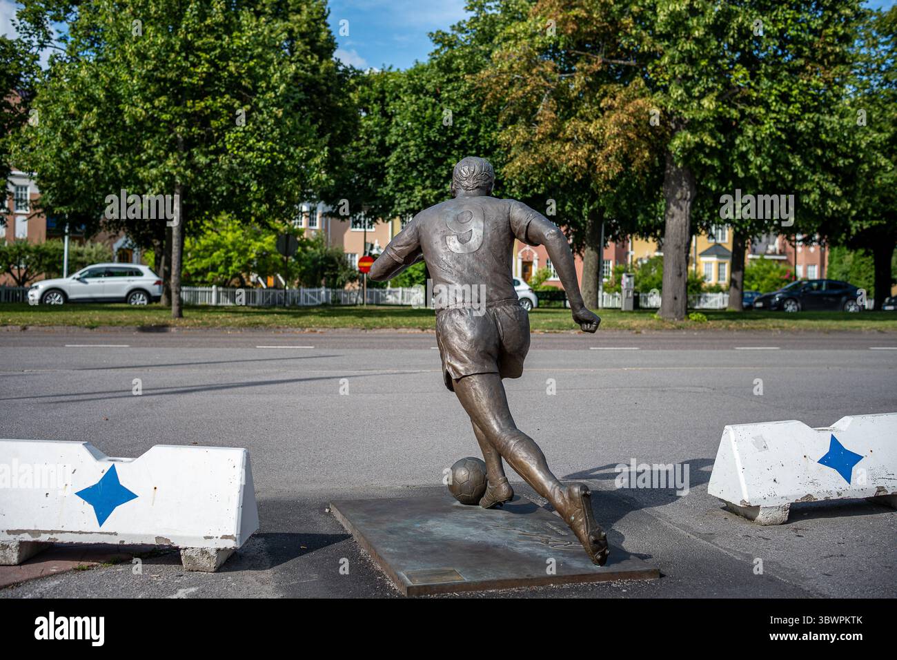 Arte pubblica a Norrköping, Svezia - memoriale del leggendario calciatore svedese ove Kindvall fuori dalla Platinumcars Arena. Foto Stock