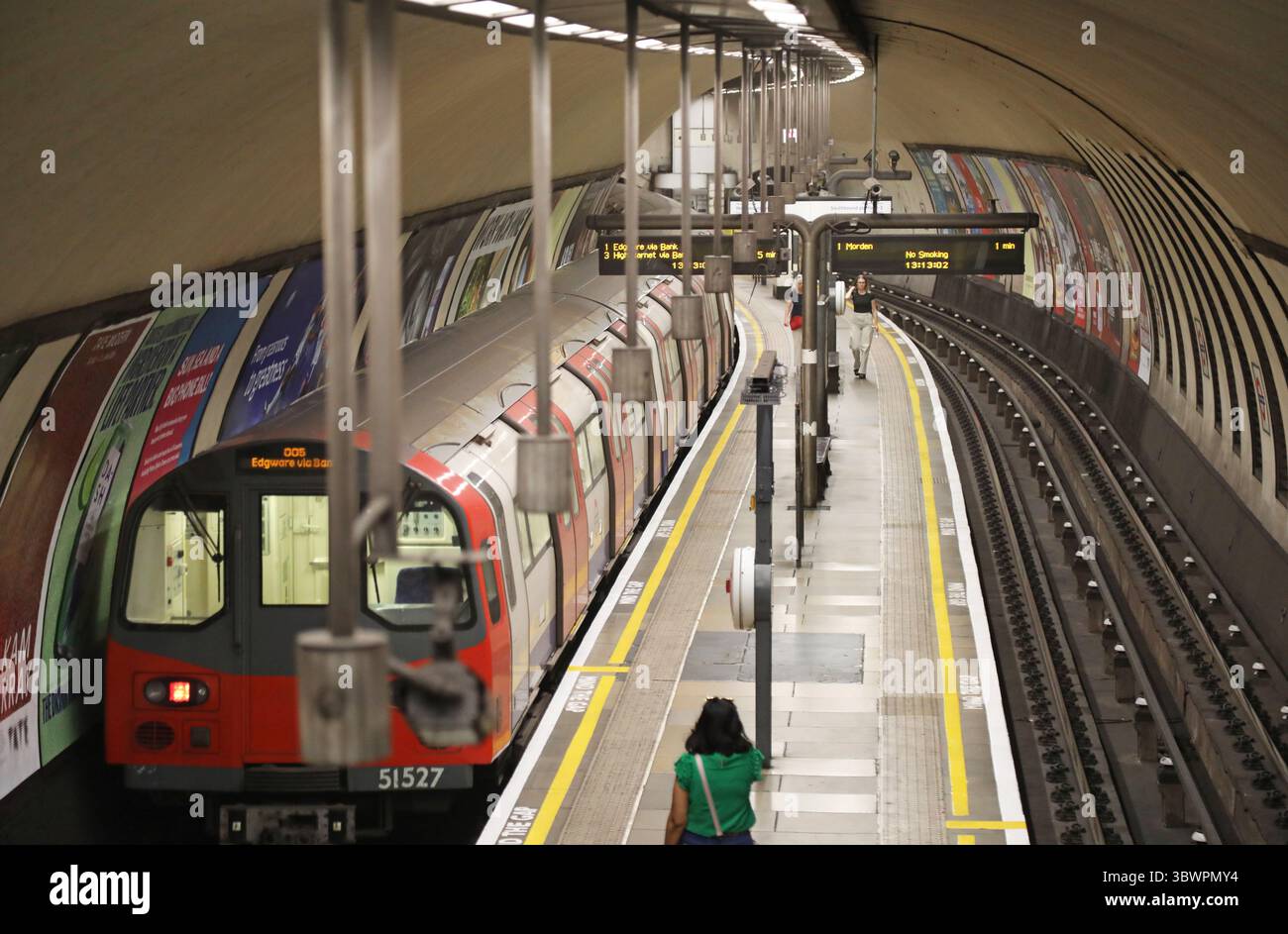Treno Northern Line in direzione nord che arriva alla stazione della metropolitana Clapham North di Londra, Regno Unito. Controversa disposizione della piattaforma centrale. Foto Stock