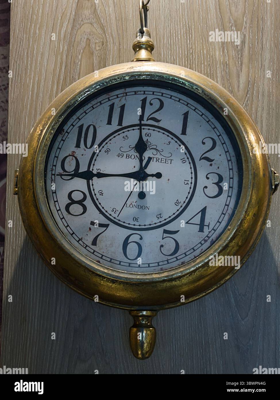 Vecchio orologio da parete appeso al muro - Immagine stock catturata con smartphone