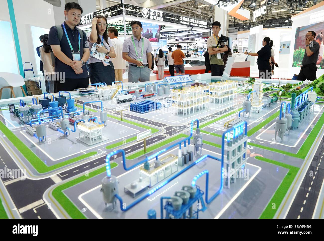 (250717) -- PECHINO, 17 luglio 2025 (Xinhua) -- le persone visitano l'area della catena dell'innovazione della terza China International Supply Chain Expo (CISCE) a Pechino, capitale della Cina, 16 luglio 2025. A tema "collegare il mondo per un futuro condiviso", l'expo, ospitata dal Consiglio cinese per la promozione del commercio internazionale, ha preso il via mercoledì a Pechino. Tenutosi dal 16 al 20 luglio 2025, il CISCE ha riunito più di 650 aziende e istituzioni di 75 paesi, regioni e organizzazioni internazionali, insieme a oltre 500 dei loro partner a monte e a valle. (Xinhua/Zhang Chenlin) Foto Stock