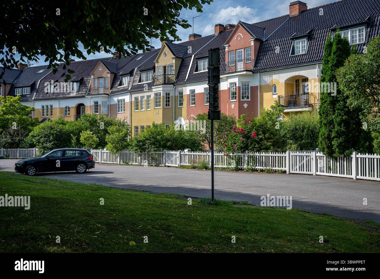 Case a file in stile inglese durante l'estate lungo la passeggiata meridionale. Norrköping è una storica città industriale della Svezia. Foto Stock