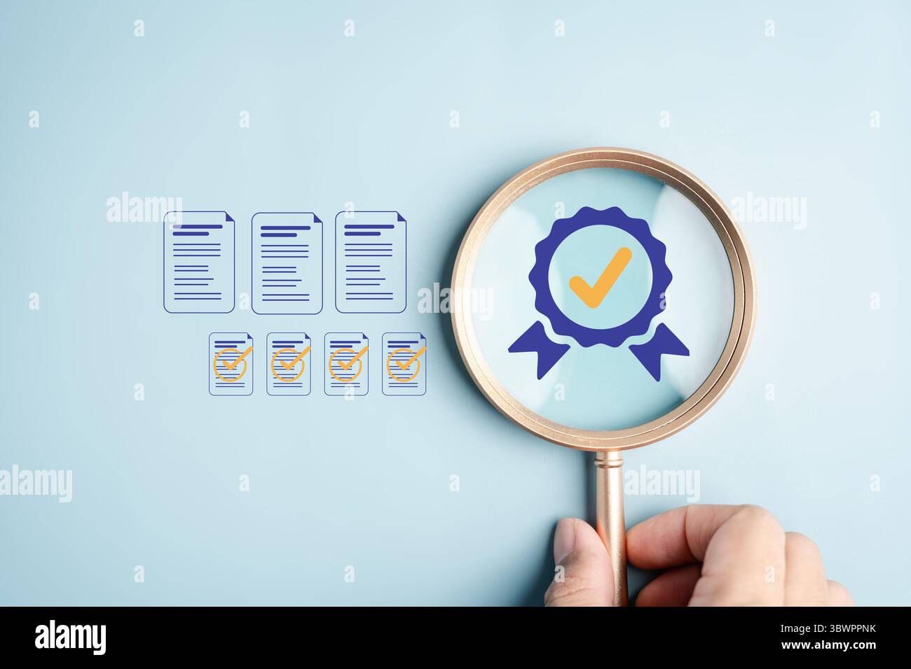 Processo di verifica dei documenti di qualità con una lente di ingrandimento focalizzata sui documenti approvati Foto Stock