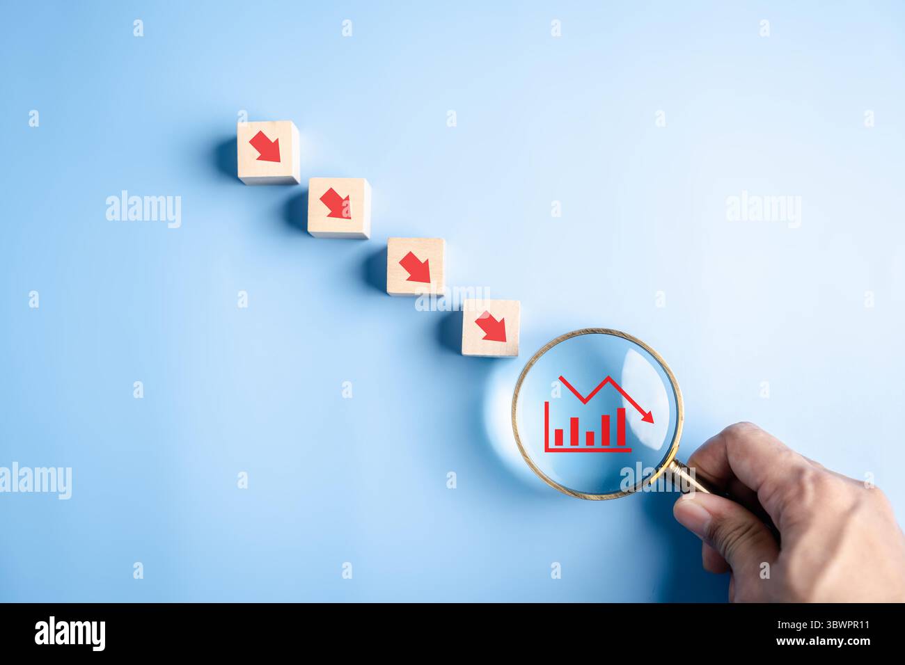 Crisi finanziaria di tendenza al ribasso del mercato azionario e delle imprese, recessione economica, calo dei risultati, perdita Foto Stock