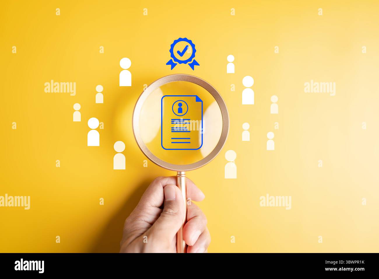 Certificato di qualità e nuove assunzioni con curriculum in lente d'ingrandimento, rappresentante Foto Stock