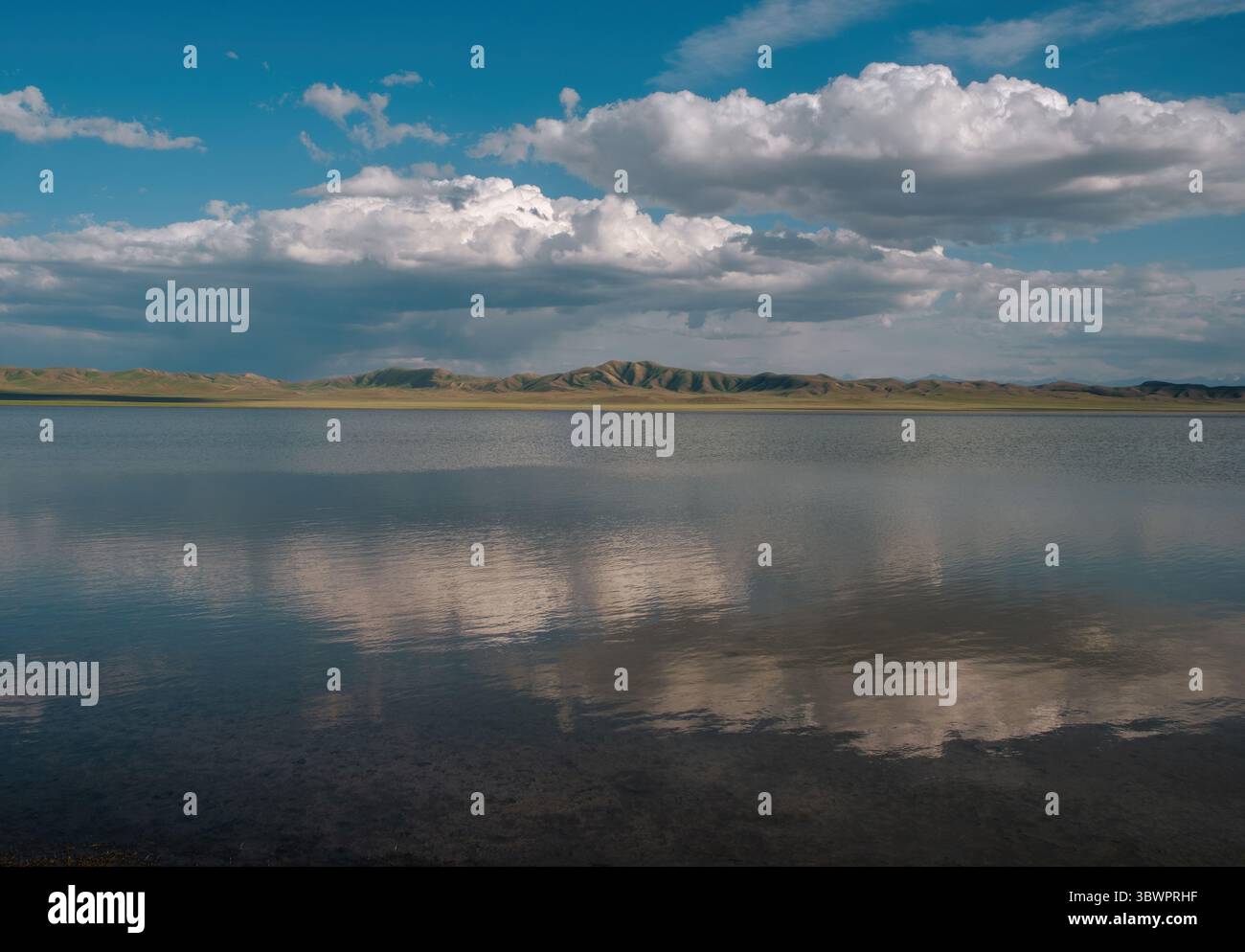 Un tranquillo e tranquillo paesaggio naturale, questo lago di Tuzkol, o Lago Salato, con proprietà curative e alta mineralizzazione, si trova nella A Foto Stock