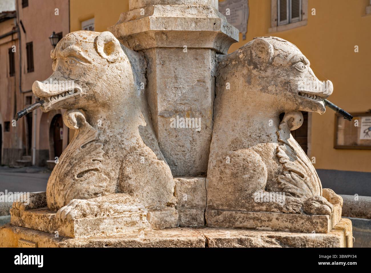 Statue alla fontana di Piazza Angelantonio Cesqui, villaggio di Abeto, evacuato e disabitato dopo il terremoto del 2016, nei pressi di Norcia, Umbria, Italia Foto Stock