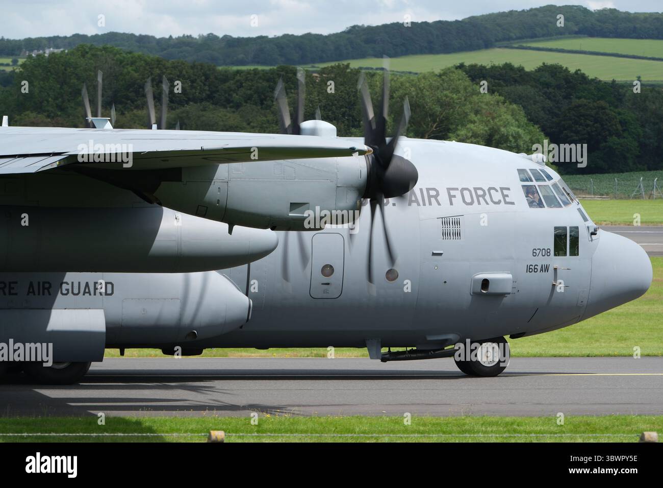 Aeroporto di Prestwick, Ayrshire Scozia - un aereo da trasporto C-130H Hercules della United States Air Force ( USAF ) dal Delaware ANG - foto luglio 2025 Foto Stock