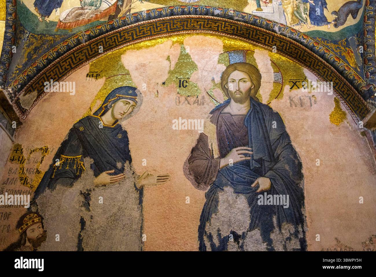 Turchia: Deesis mosaico che mostra la Vergine Maria e Gesù Cristo, in basso a sinistra si trova Isacco Comneno un ex patrono di Chora, nartece interno, Chiesa del Santo Salvatore a Chora (Moschea Kariye), originariamente una chiesa cristiana ortodossa, Istanbul. La chiesa di Chora fu originariamente costruita all'inizio del IV secolo e si trovava fuori dalle mura della città di Costantinopoli. I bellissimi mosaici e affreschi risalgono all'inizio del XIV secolo e sono stati creati dal potente statista greco bizantino Teodoro Metochites. Foto Stock