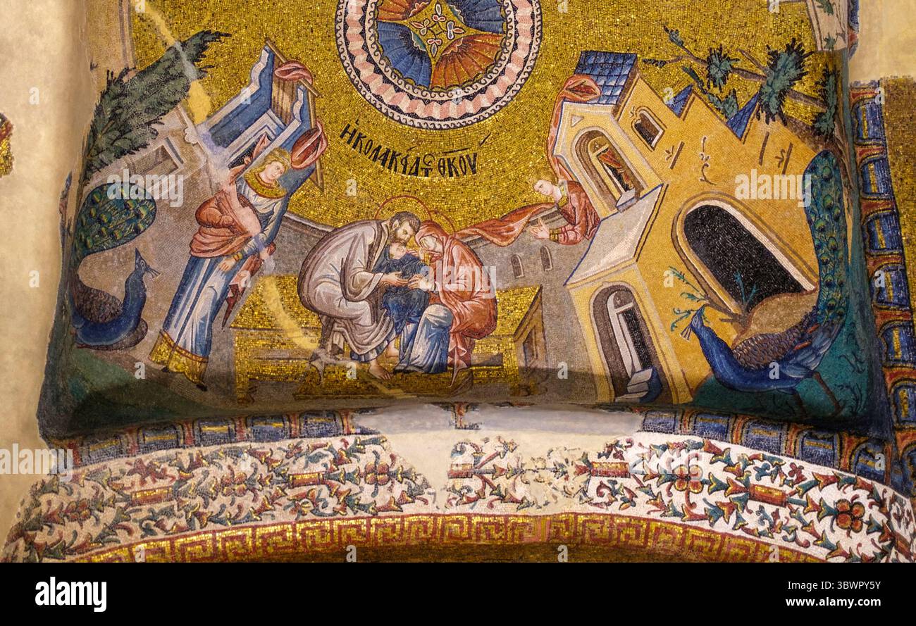 Turchia: "La Vergine accarezzata dal mosaico dei suoi genitori, nartece interno, Chiesa del Santo Salvatore a Chora (Moschea Kariye), originariamente una chiesa cristiana ortodossa, Istanbul. La chiesa di Chora fu originariamente costruita all'inizio del IV secolo e si trovava fuori dalle mura della città di Costantinopoli. I bellissimi mosaici e affreschi risalgono all'inizio del XIV secolo e sono stati creati dal potente statista greco bizantino Teodoro Metochites. Foto Stock
