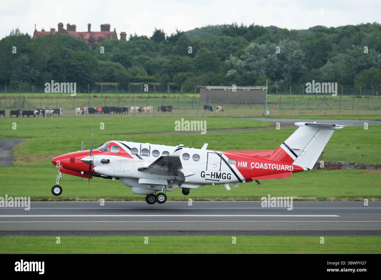 HM Coastguard Beech 350 aereo atterrante a Prestwick Scozia - l'aereo è utilizzato per la sorveglianza marittima e relè di comunicazione - G-HMGG Foto Stock